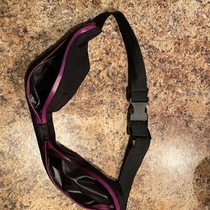 Slim Fanny pack that adjusts on both ends.